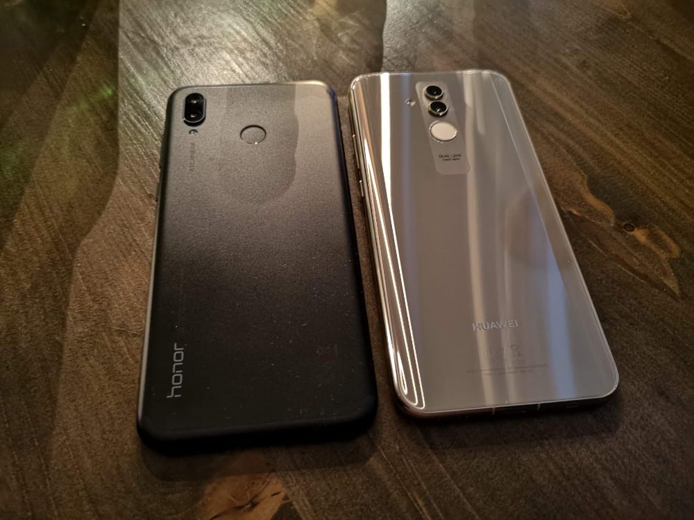 Honor Play left - Huawei Mate 20 Lite right
